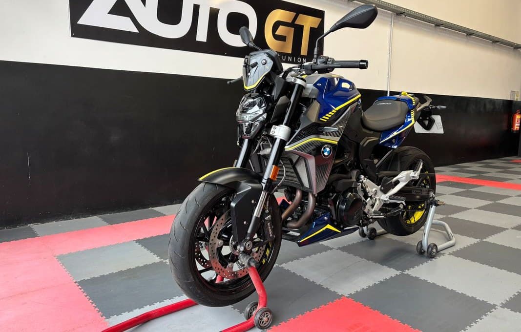 BMW F 900 R Force édition limitée bleue — photo 1