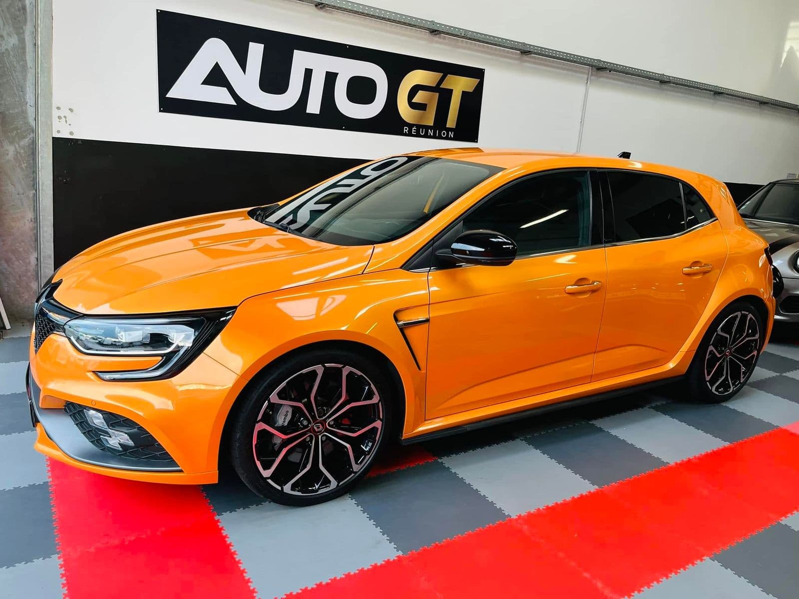 Renault Mégane RS orange devant le Garage Auto GT à L’Étang-Salé